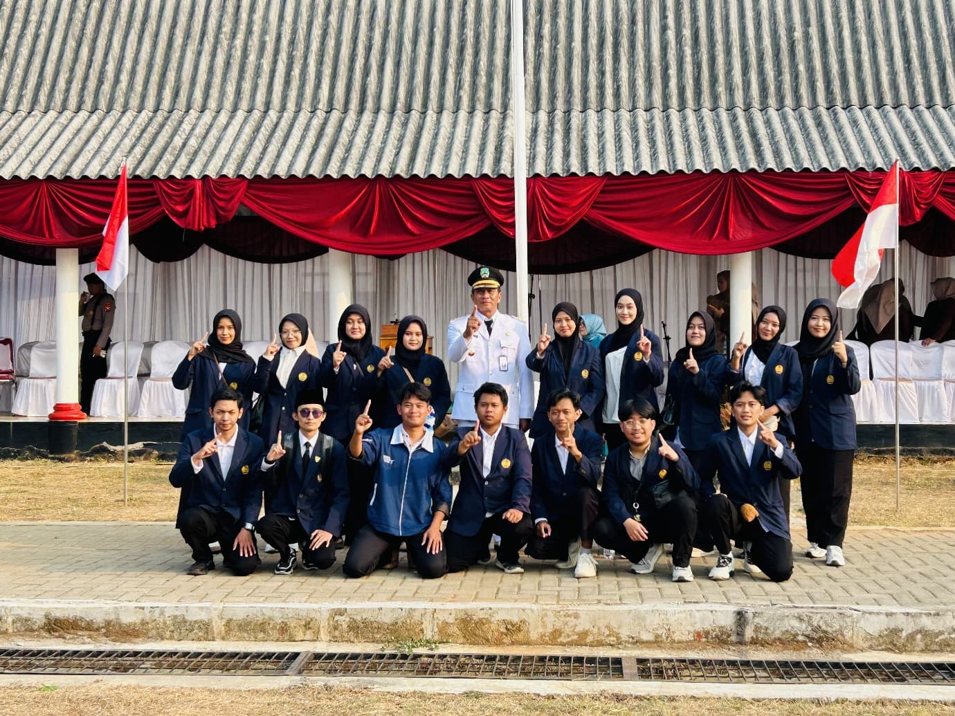 Mahasiswa KKN bersama pejabat Kecamatan Panekan seusai upacara penurunan bendera